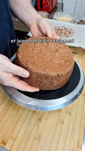 Patisserie Kiltac on Instagram: "Tuto génoise pour réussir ton gâteau d'anniversaire ! Ingrédients Génoise au chocolat : 5 œufs 150 g de sucre 120 g de farine 30 g de cacao non sucré Cuisson : Four statique à 160°C 40 minutes de cuisson N'hésite pas à refaire la génoise et à me dire si tu l'as réussie ! #genoise #anniversaire #astuce #recettesimple #recettefacile ##recetterapide #instafood #food #faitmaison #patisseriekiltac #pourtoi #fyp"