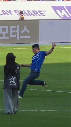 Deutsche Motors Vice Chairman Kwon Hyuk-min delivers the ceremonial kick-off, K League 2 Big Bird...