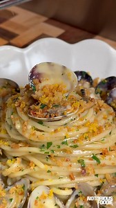 Spaghetti Alle Vongole. A taste of summer. Last summer in the south of France I found myself making this with friends pretty much every day. We would hit the local supermarket in Cap Ferrat, pick up some fresh clams and then run it in the kitchen again and again. It’s one of my favourite pastas and this recipe blends together lots of repetition some restaurant technique I picked up at @osteriadeltempopersostuni when I was in Puglia 🇮🇹😍 | Notorious Foodie