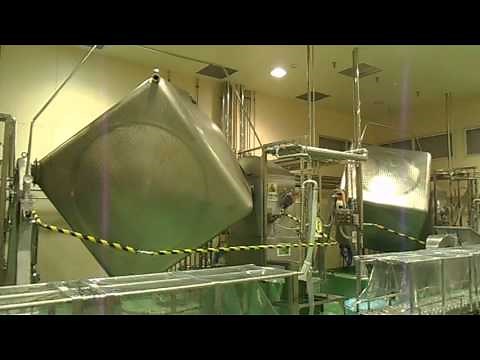 昔ながらの製造方法でつくられるバター