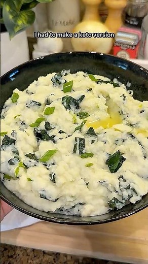 Keto colcannon tastes just like creamy mashed potatoes! #keto #lowcarb #easyrecipe #stpatricksday