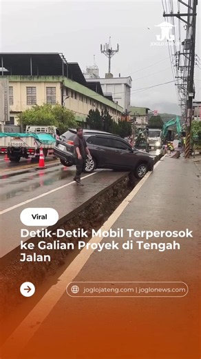 Sebuah mobil terekam terperosok ke area galian proyek saat melintas di jalan. Dalam video yang beredar, kendaraan tersebut terlihat melintang dengan salah satu bagiannya masuk ke jalur galian yang memanjang di sisi jalan. Sejumlah orang di sekitar lokasi kemudian mendekati mobil dan berusaha membantu. Kejadian itu turut menghambat kendaraan lain yang melintas karena posisi mobil menutup sebagian badan jalan. Belum diketahui lokasi pasti, waktu kejadian, penyebab kendaraan terperosok, maupun kond