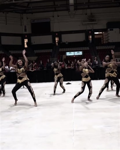 Havent made an edit in a long time !! #fyp #foryoupage #majorette #dancersoftiktok #standbattle #dance #attitude #sideye