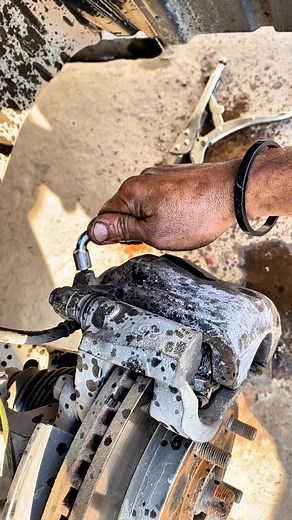 406K views · 3.4K reactions | How to air out for brake system 路‍♂️ #cars #brakesystem #airout #mechanic #digitalmechanic | Digital Mechanic | Facebook