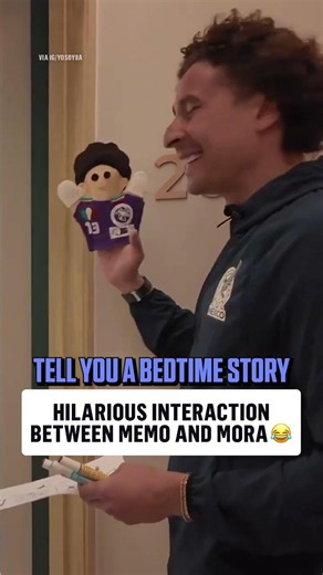 Memo Ochoa playfully teasing 17-year-old Gilberto Mora 😂