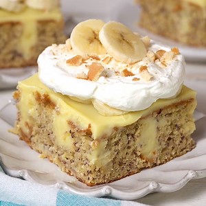 BANANA PUDDING CAKE - this is a crowd favorite! It has a delicious banana cake base filled and topped with banana pudding, whipped cream, wafers and more bananas!! FULL RECIPE: https://lilluna.com/banana-pudding-poke-cake/ | Lil' Luna - Kristyn Merkley