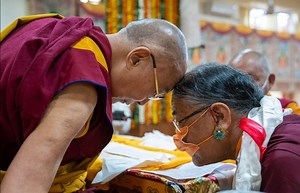 བོད་ཀྱི་བརྙན་འཕྲིན་གྱི་ཉིན་རེའི་གསར་འགྱུར། ༢༠༢༢།༥།༢༥ ◆ དཔལ་ས་སྐྱ་པས་སྤྱི་ནོར་༧གོང་ས་༧སྐྱབས་མགོན་ཆེན་པོ་མཆོག་ལ་བརྟན་བཞུགས་འདེགས་འབུལ་ཞུས་པ། ◆ སྲིད་སྐྱོང་མཆོག་གིས་ཨོ་སི་ཀྲི་ལི་ཡའི་སྲིད་བློན་གསར་པ་སྐུ་ཞབས་ཨེན་ཐོ་ནི་ཨལ་བྷ་ནི་སིེར་འཚམས་འདྲི་ཞུས་པ། ◆ ཤེས་རིག་བཀའ་བློན་མཆོག་ཅོན་ཏ་ར་བོད་ཁྱིམ་དུ་གཞུང་འབྲེལ་ཕྱོགས་ཕེབས་གནང་བ། ◆ ཇི་ནི་ཝ་ས་གནས་བོད་མིས་རྒྱ་ནག་གི་བཙན་ཤེད་འོག་གྲོས་མཐུན་དོན་ཚན་བཅུ་བདུན་ཟེར་བ་བཞག་ནས་ལོ་ངོ་ ༧༡ འཁོར་བའི་དྲན་གསོ་དང་ཞི་བའི་ངོ་རྒོལ་ལས་འགུལ་སྤེལ་བ། ◆ འབྲས་བློ་གླིང་མཁན་ཟུར་སྐྱབས་རྗེ་རྟོག