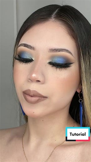 Tutorial de maquillaje en tonos azules