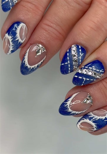 Lori Nails 💅 🛍️Product Included available only at www.TinoVo.shop ⬇️ • 1. Use royal blue art gel to paint 2. Use white Ombre patting gel 3. Apply it on finger sponge 4. Pat it gently on the royal blue art gel 5. Use crystal magic glue for crystal 6. Use white texture gel for the fray Everything Cure 60 seconds in LED/UV LAMP . 🎨𝐓𝐢𝐧𝐨 𝐕𝐨 𝐀𝐫𝐭 𝐁𝐫𝐮𝐬𝐡 𝐂𝐚𝐭𝐚𝐥𝐨𝐠🎨 20mm Brush: ( straight lines, thin) 7mm Brush: ( straight or curve details, thick or thin) 𝟓𝐦𝐦 𝐛𝐥𝐞𝐧𝐝𝐞𝐫 ( sha