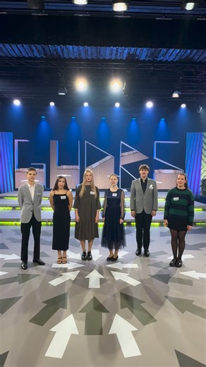 Gudrs vēl gudrāks on Instagram: "9. klašu FINĀLS! 📺 23.01.| 18:50 | LTV1 vai REplay.lv 🤩 Estere Konošonoka, Ogres Kalna pamatskola 🤩 Marta Brante, Dāvja Ozoliņa Apes pamatskola 🤩 Justīne Balanda, Rīgas Valsts 2. ģimnāzija 🤩 Diāna Liepiņa, Rīgas Valsts 3. ģimnāzija 🤩 Artūrs Bincis, Rīgas Centra humanitārā vidusskola 🤩 Marks Daniēls Olekšs, Dobeles Valsts Ģimnāzija Studijā viesos @atvara.liene! 🎵 Pieslēdzies un noskaidro, kurš būs gudrākais, attapīgākais un veiksmīgākais un iegūs galveno