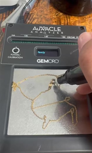 Akala ni customer kumita na… pero upon testing — hindi pumasa. 😔 Year 2020 nabili online, “Saudi gold” daw at 100% sure gold sabi ng seller. Ngayon gusto na ibenta… Acid test ✔ Electronic test ✔ XRF test ✔ Result? ❌ Mga loves, kapag luxury jewellery ang binibili ninyo, INVESTMENT po yan. Huwag basta magtiwala sa online lalo na kung walang proper testing at legit shop. Kung may doubt kayo sa gold ninyo, pwede po kayo magpa-test. We use electronic machine and acid testing for verification. Better