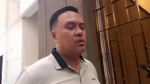 LTO NANAWAGAN NGA IPAKUHA NA ANG MGA LICENSE PLATES: NO PLATE, NO TRAVEL STRIKTONG IPATUMAN SA AGOSTO WATCH: LTO-7 Director Glen Galario is calling on vehicle owners to already claim their license plates.Galario said there are no backlogs in the distribution of license plates. Vehicle owners and dealers can claim their unclaimed plates at their respective district offices. He said that the "no plate, no travel policy" will be strictly implemented starting mid-August. This includes vehicles using