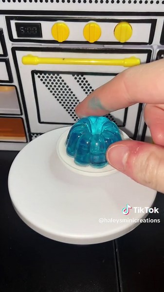 i’m in LOVE with this color🤩🩵 mini jello🪼🪼 @Miniverse #miniverse #miniversemakeitmini #miniversemakeitminifood #fyp #miniverseremix #miniversus #miniversebitesize #minitoys #miniversediner #haleysminicreations #dinerseries3 #minijello #jello #bluejello
