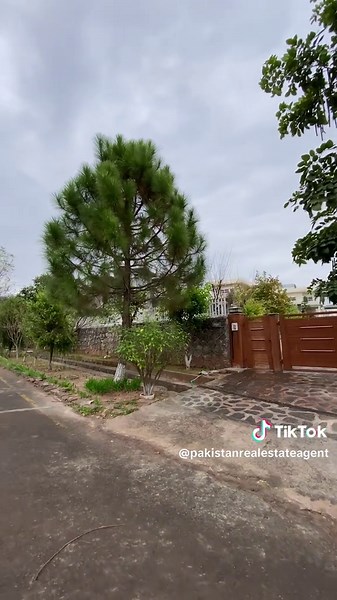 اگر اس سے سستا فارم ہاوس 5 کنال کا اس لوکیشن پرکوئی اورآپ کودےتو میں ڈبل قمیت دوں گا۔ Inside View of a beautiful 5 Kanal Farm House, Pakistan Naval Farm house Islamabad near Park View City Islamabad. Lush green and extremely scenic surroundings. Officially owned and managed by Pakistan Navy (matters handled by serving officers of Pak Navy). Less than half hour distance from Zero point and Faizabad (two seperate roads lead to society, one from Barakahu and second from Malot through Kuri Road). La