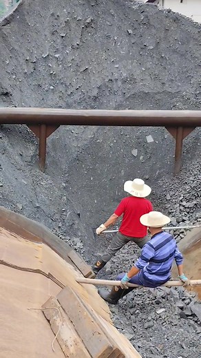 The process of workers unloading phosphate ore at the dock of ships in the canal #cargoship #gravelship #sand #unloading #shiploading #crew #phosphateore #ore #video | 丁掌柜