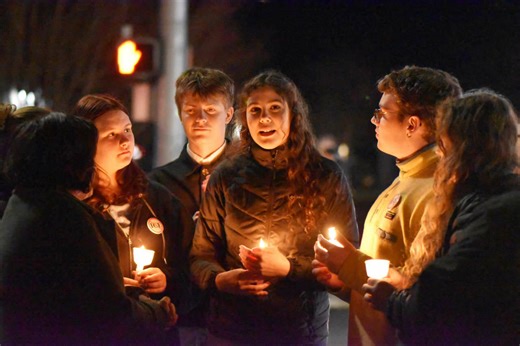 Sequim Indivisible holds candlelight vigil for Pretti, Good
