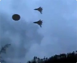 2機のジェット機に護衛されながら超スピードで空を飛ぶＵＦＯ | カラパイア