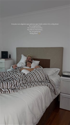 Mateo Restrepo on Instagram: "San Valentín en casa > cualquier plan afuera 🤍 Este año nuestro date fue así: pelis, algo rico, guerra de almohadas y terminar abrazados hasta quedarnos dormidos 😮‍💨 @chaideoficial nos envió las almohadas Perfect Dreams, la cobija Sunset (obsesionada con esta nueva colección 😍) y la Arch Pillow, que oficialmente es perfecta para dormir abrazados ❤️‍🔥 Porque al final… el mejor plan siempre va a ser descansar juntos. Encuentran todo en sus tiendas y en 👉🏼 www.c