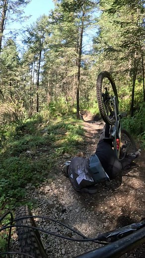 Así los entrenamientos de @epicenduroseries , tomando líneas extrañas @david.p.gomez.9 | Rafa Sanchez