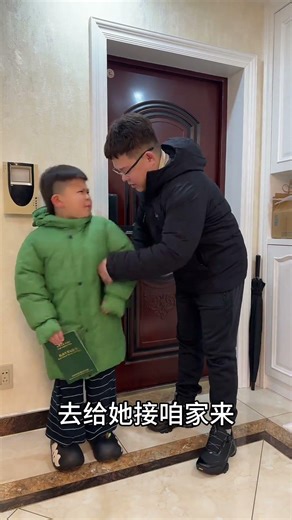 半夜11点半了，孩儿说不过户誓不罢休，真是让人头疼#宝贝年味企划 #爸爸带娃不崩溃挑战