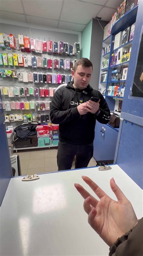 Заряджаємо ваші телефони безкоштовно ❤️ #магазин #техніка #робота #жарт