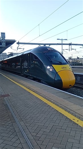 Rolling away #GWR #greatwesternrailway #reading #trainspotting #class800 #elizabethline