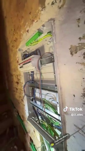 Chantier à Alost 👷‍♂️ Installation complète électricité et plomberie dans une maison neuve ⚡🚿 Saignées, tirage de câbles, double tableau électrique, mise en place des réseaux depuis zéro. 📞 TT Elec – 0465 90 43 72 Disponible 24h/24 et 7j/7 #electricien#Plombier #InstallationElectrique #newcreator#Belgique
