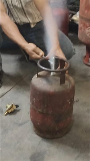 bhai dekhiye Chhote cylinder ki gas over ho gai to use nikalna padta hai #viralshorts #ytshorts