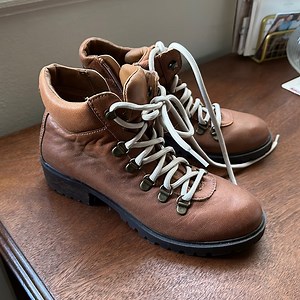 Steve Madden Lora Leather Hiking Boots—never worn, look like iconic Danner boot