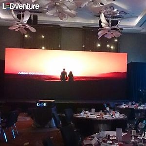 [Hot Item] Indoor Ultra Thin P1.95 Window LED Advertising Screen