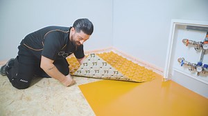 Schlüter-BEKOTEC-EN 23 F PS ist eine rückseitig selbstklebende Estrichnoppenplatte für die Aufnahme von Schlüter-Heizrohren (ø 14 / ø 16 mm). So gelingt die Installation. Mehr erfahren: https://eu.schluter.com/de-DE/wassergefuehrte-heizung-269/e/35007/bekotec-en-f-ps | Schlüter-Systems KG - Innovationen mit Profil