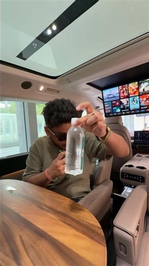 बिना Driver वाली कार! गाड़ी में Sofa + TV + Fridge