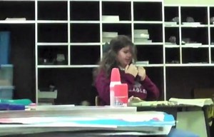 ［隠し撮り］クラスメイトの女子が、本気で【39回連続くしゃみ】［MOVIE］ - ポッカキット