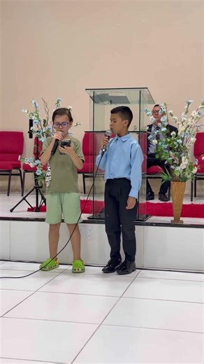 Gabriel cantando na igreja ⛪️