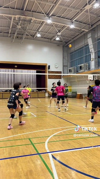 東京スリジエバレーボールチーム 東京都千代田区で活動する男女バレーボールチームです。 沢山のパートナー企業に支えられ、活動してます。 東京都実業団連盟に加盟し、各々フルタイムで仕事をし、平日夜間と土日に集まって練習をしている社会人チームです。 #東京スリジエ #ハイキュー #バレーボール #tiktok秋のスポーツキャンペーン