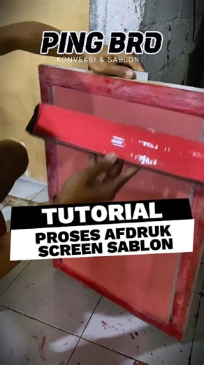 KONVEKSI & SABLON KAOS on Instagram: "🎨🔥 TUTORIAL PROSES AFDRUK SCREEN SABLON 🔥🎨 Afdruk adalah tahap penting sebelum proses sablon dimulai ⚡ Tahapan dasar yang WAJIB dikuasai untuk menghasilkan sablon berkualitas dan tahan lama 💪 Kalau afdruk rapi, hasil sablon juga pasti MAKSIMAL 💯🔥 🚫 Jangan asal cetak ✅ Pahami prosesnya 🎯 Kejar kualitas, bukan sekadar cepat 📩🔥 Mau belajar sablon atau butuh jasa afdruk & sablon? Langsung DM kami sekarang! 💥 #sablon #afdrukscreen #sablonmanual #sablo