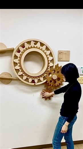 小原歯車工業さん川口本社エントランスに常設展示している【歯車の遊園地 No.7】。 ⁡ 来週2/11開催のオープンファクトリー にて、実際に体験していただけます。 ⁡ 当日は、つちや作の ・【輪唱の◯】 ・【歯車の遊園地 No.10】 ・【遊星歯車のオルゴール】 も展示予定です。 ⁡ 工場内では、工作機械によって金属が削られ歯車へと姿を変えていく製造工程も見学できます。 精度と強度のための歯車。 工芸・アートとしての歯車。 その役割や雰囲気の違いを、楽しんで貰いたいです。 ⁡ 日時：2026 年 2 月 11 日(水・祝) 13時30分〜16時 会場：小原歯車工業株式会社 川口市仲町 13-17 ⁡ https://www.khkgears.co.jp/notice/img/openfactory_workshop_2026.pdf ⁡ ⁡ #小原歯車工業 #つちやあゆみ | つちやあゆみ