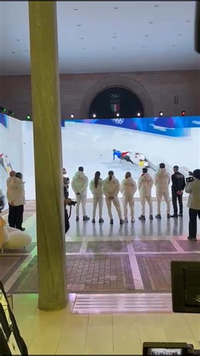 Festeggia la squadra Italia di short track che questa mattina alla Milano Ice Skating Arena di Milano ha vinto l'oro nella staffetta mista. La squadra, formata dalla portabandiera azzurra Arianna Fontana, Pietro Sighel, Thomas Nadalini, Luca Spechenhauser, Elisa Confortola e Chiara Betti, è arrivata a Casa Italia, allestita alla Triennale di Milano, intorno alle 18.30 di oggi, accolti da un'ondata di applausi. «Adesso ci godiamo questo momento e da domani reset completo perché ci sono altre gare