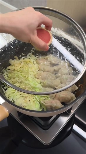 十分钟快手水油焖芹菜肉饺包菜丝，清淡饮食 #简简单单一餐 #减脂餐 | 我的小厨房 My Kitchenette