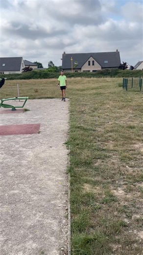 Yohann Pruvot on Instagram: "Les contractures aux mollets ne sont jamais un hasard. Les mollets sont très sollicités en course à pied. Quand ils deviennent douloureux ou se contracturent régulièrement, c’est souvent le signe que quelque chose n’est pas adapté. Voici quelques conseils simples pour limiter les contractures de mollets : 1. Respecter l’endurance fondamentale Courir trop vite sur les footings fatigue excessivement les mollets. Une allure facile permet une meilleure récupération muscu