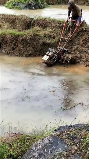 Hand Walking Tractor Used in Muddy Crops | Good tools and machinery can increase work efficiency