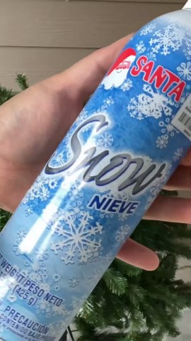 Grab some shaving cream for your Christmas tree 😳🎄