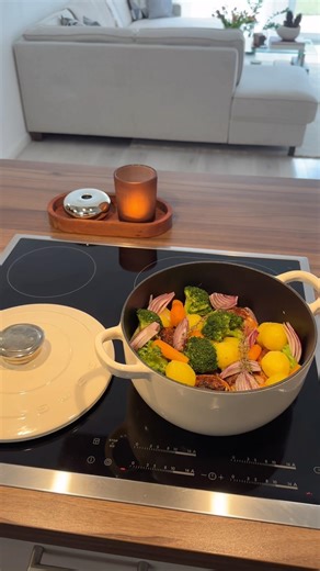 🥘🥦 Chicken with crisp skin, colourful vegetables and a honey glaze