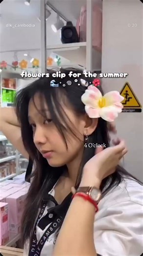 🌺 Hawaiian Side Clip Straight Outta Pinterest 🌴 Comment “LINK” to get the order link✨ Say aloha to your new fave hair moment — this Hawaiian side clip is giving island fairy 💕🌞 One snap and you’re serving beachy, sunkissed, “vacay in my mind” vibes 😭 Perfect for messy waves, soft braids, or that effortless side-swept hair—it’s bold, tropical, and majorly aesthetic. Think hula energy, floral realness, and ✨Pinterest-core perfection✨. Only at 4 O’clock — for girls who romanticize summer every