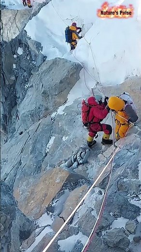In the Death Zone, nobody can save you. ⚠️🏔️ #mteverest #survival