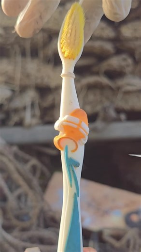 Toothbrush Trick To Clean Rusty Saw Blade....#hack #trick #satisfying #toothbrush