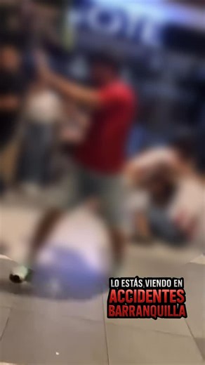 Accidentes Colombia on Instagram: "#VIRALES | Una fuerte riña se registró en la noche de este martes en medio de la celebración del título número 11 del Junior de Barranquilla. El hecho ocurrió en el centro comercial Plaza del Parque, donde varios aficionados del equipo tiburón protagonizaron un enfrentamiento entre ellos mismos. El altercado quedó registrado en un video aficionado que rápidamente comenzó a circular en redes sociales, generando rechazo entre otros hinchas y ciudadanos. Hasta el