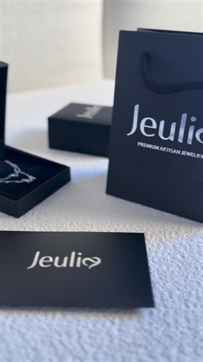 Mariam Grigoryan on Instagram: "@jeuliajewelry Make this Christmas sparkle with Jeulia! 🤍 🎁 Not sure what to gift? Try Jeulia’s Gift Finder tool on the website and discover jewelry made just for you (or your loved ones)! 💫 Enjoy an exclusive 15% OFF code: mariamg15 🔍 Search ID: JEPN0313, JENF0217, JECA0124 Buy 2 pieces and get a FREE limited-edition Christmas gift box — perfect for wrapping something special.✨ #jeuliajewelry #jeulia #JeuliaChristmas #JeuliaGiftFinder"