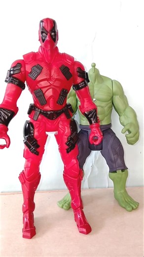 Hulk tries on Deadpool's head "sad and laughing" #marveltoys #alltoys #marvelhero