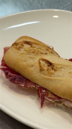 Lugar típico para una buena charla con papá. ¿Es más de café con leche con tostadas o bocata con cañ